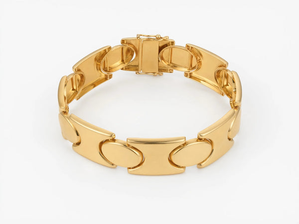 Close-up detail of 18k gold men's bracelet
