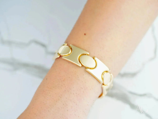 Bold men’s solid 18k gold bracelet with unique link pattern