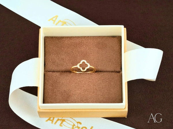 Elegant 18k flower diamond ring in luxurious art gold quatrefoil design