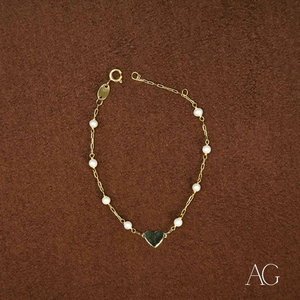 Elegant 18k gold heart and pearl bracelet with white pearls