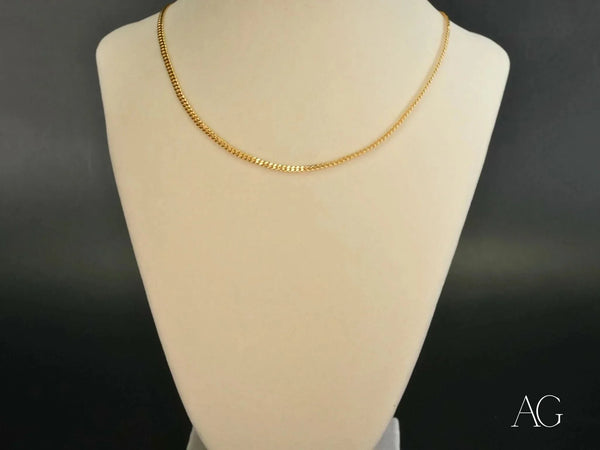 Eternal Prestige 18K gold Figaro chain on cream bust