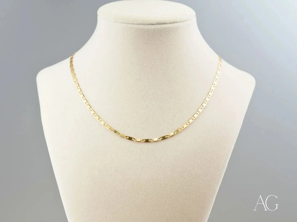 Sleek 18K solid gold piastrine chain with flat rectangular links