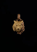 Stunning 18k gold tiger head pendant with rose detailing