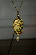 Stunning 18k gold jewelry cameo pendant with ivy and pearl