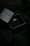 Delicate 18k art gold jewelry feather ring with pearl in velvet box