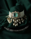 Exquisite pearl and emerald choker necklace with diamond accents