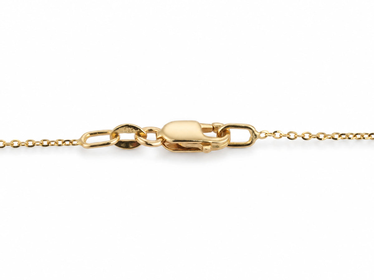 The lobster claw clasp closed on its oval ring, with the 585 gold mark struck on the flat link beside the clasp