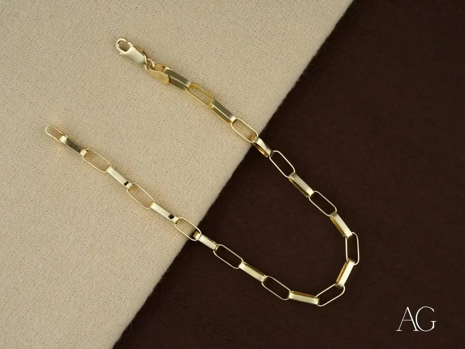 Timeless luxury 18k gold box link bracelet for sophisticated elegance
