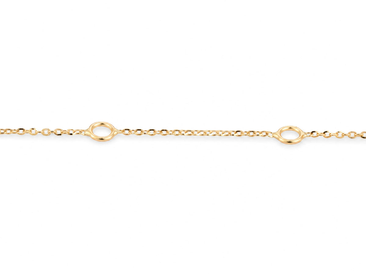 Close view of the 14K yellow gold cable chain and the two fixed oval rings set into it for adjusting the length
