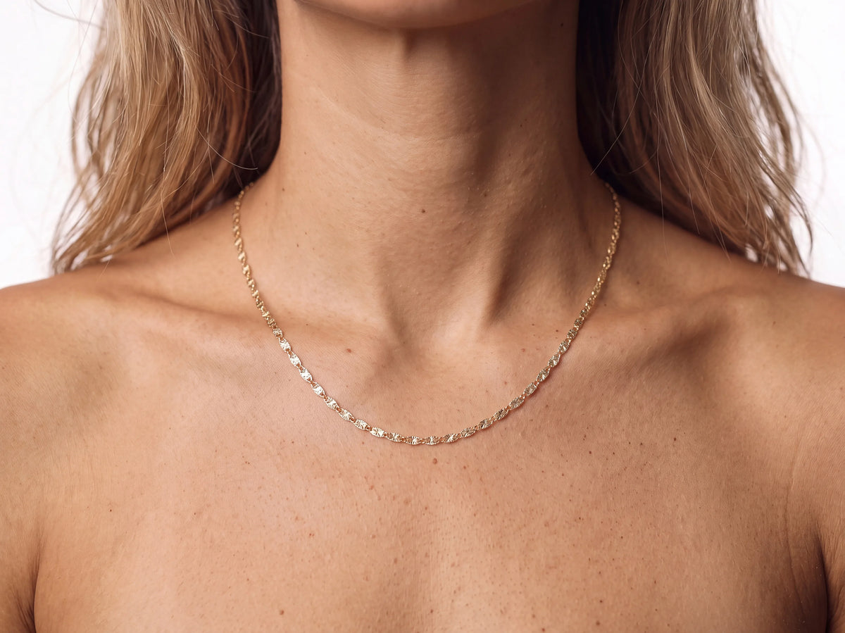 Piastrine chain worn at the neck on a model