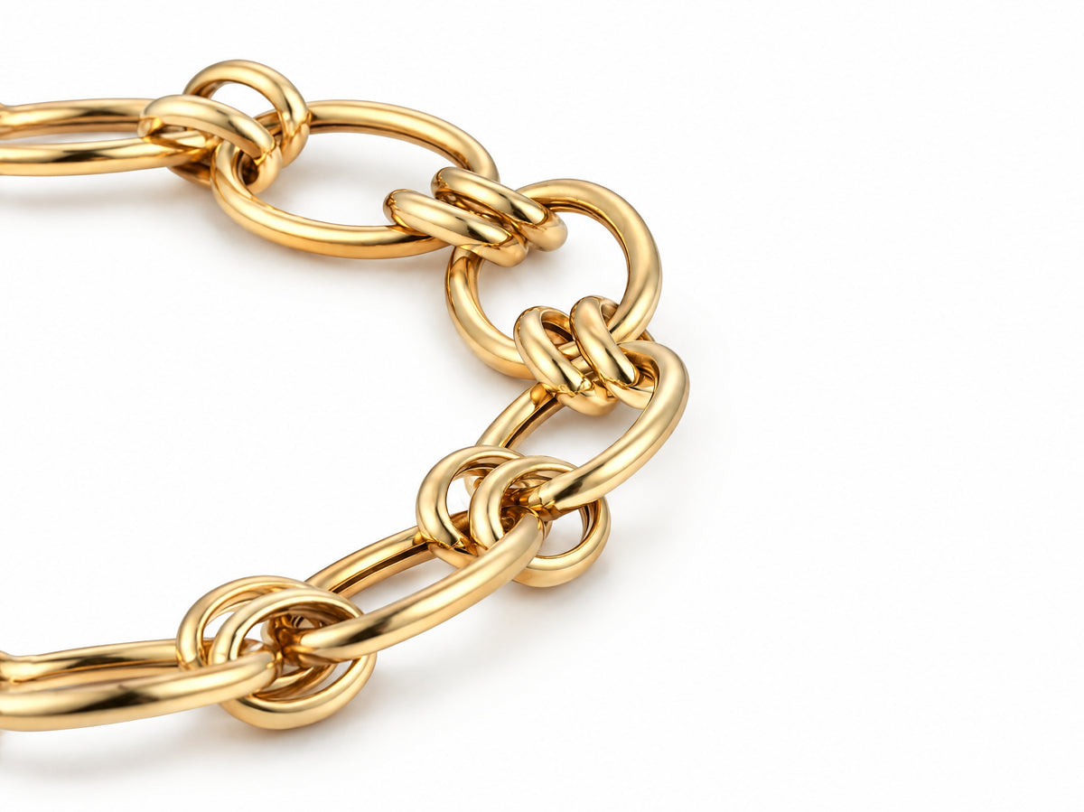 Close-up of the gold chain with large oval links joined by double connector rings