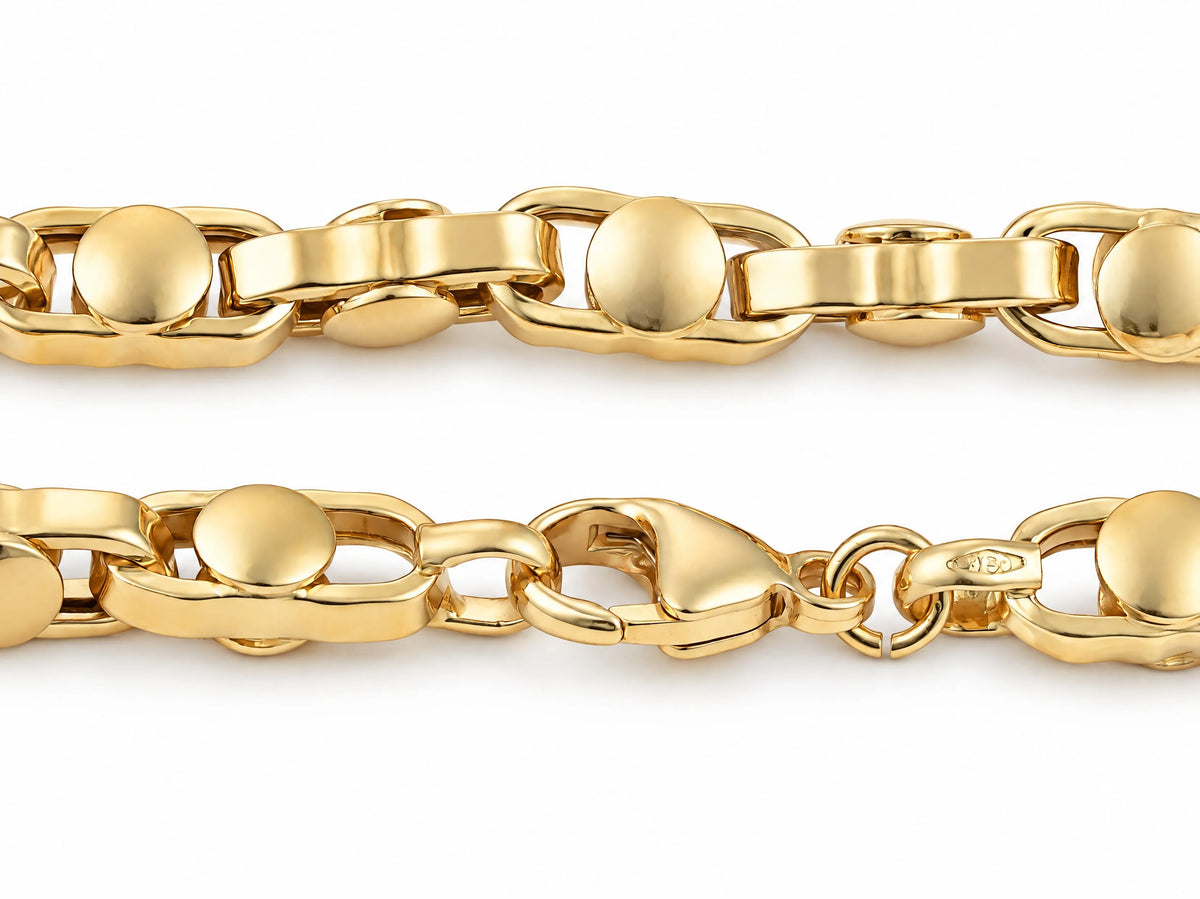 Macro of the lobster clasp and alternating links of an 18K yellow gold bracelet