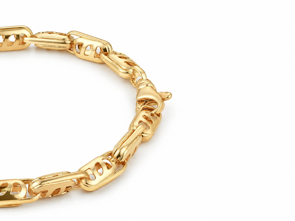 Macro of the spring clasp and alternating links of an 18K yellow gold bracelet