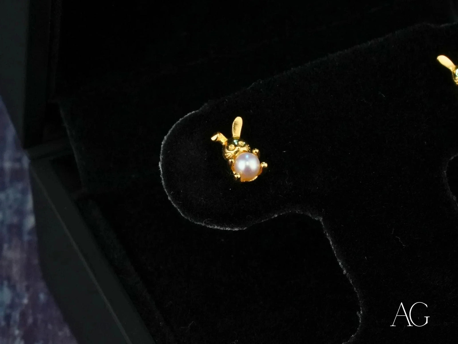 18k gold pearl bunny pendant with single pearl for stud earrings