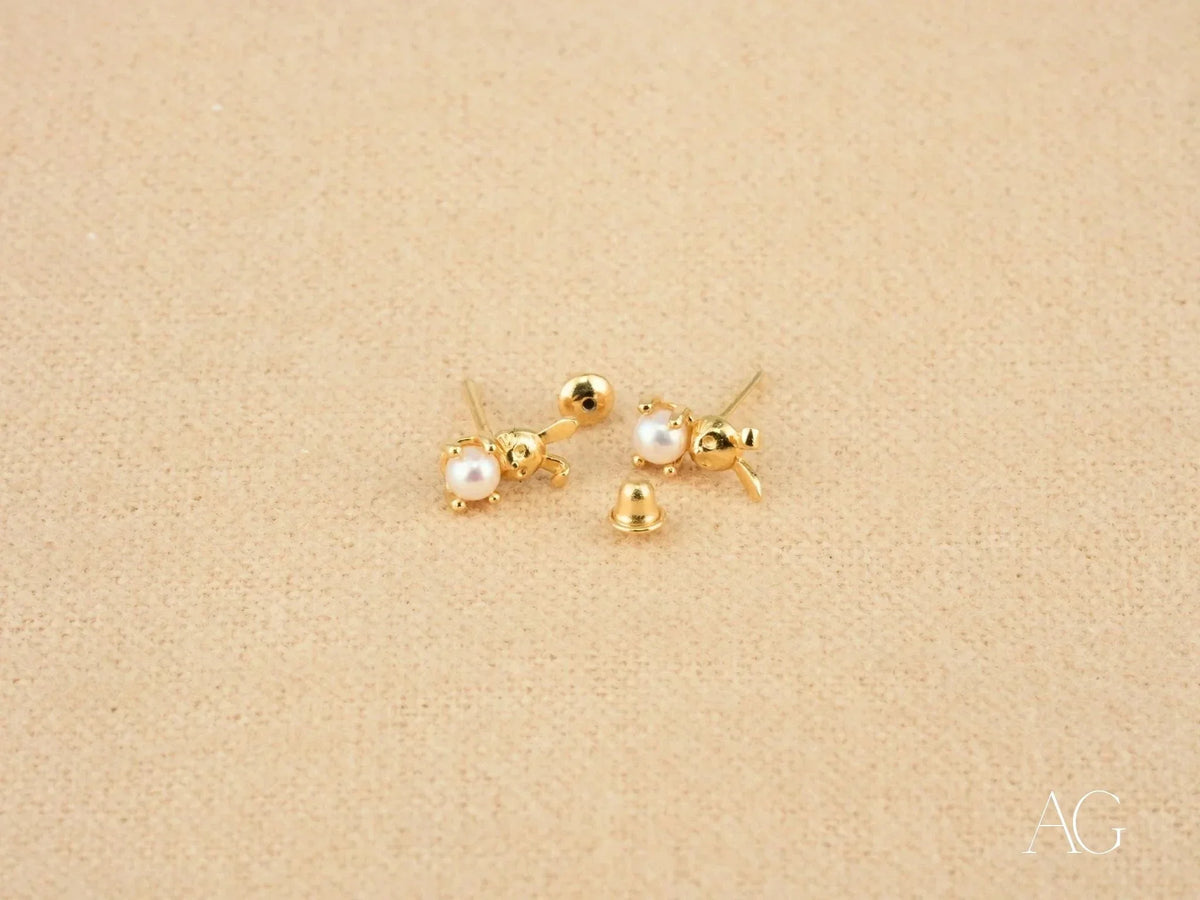 Elegant 18k gold pearl stud earrings in art gold jewelry style