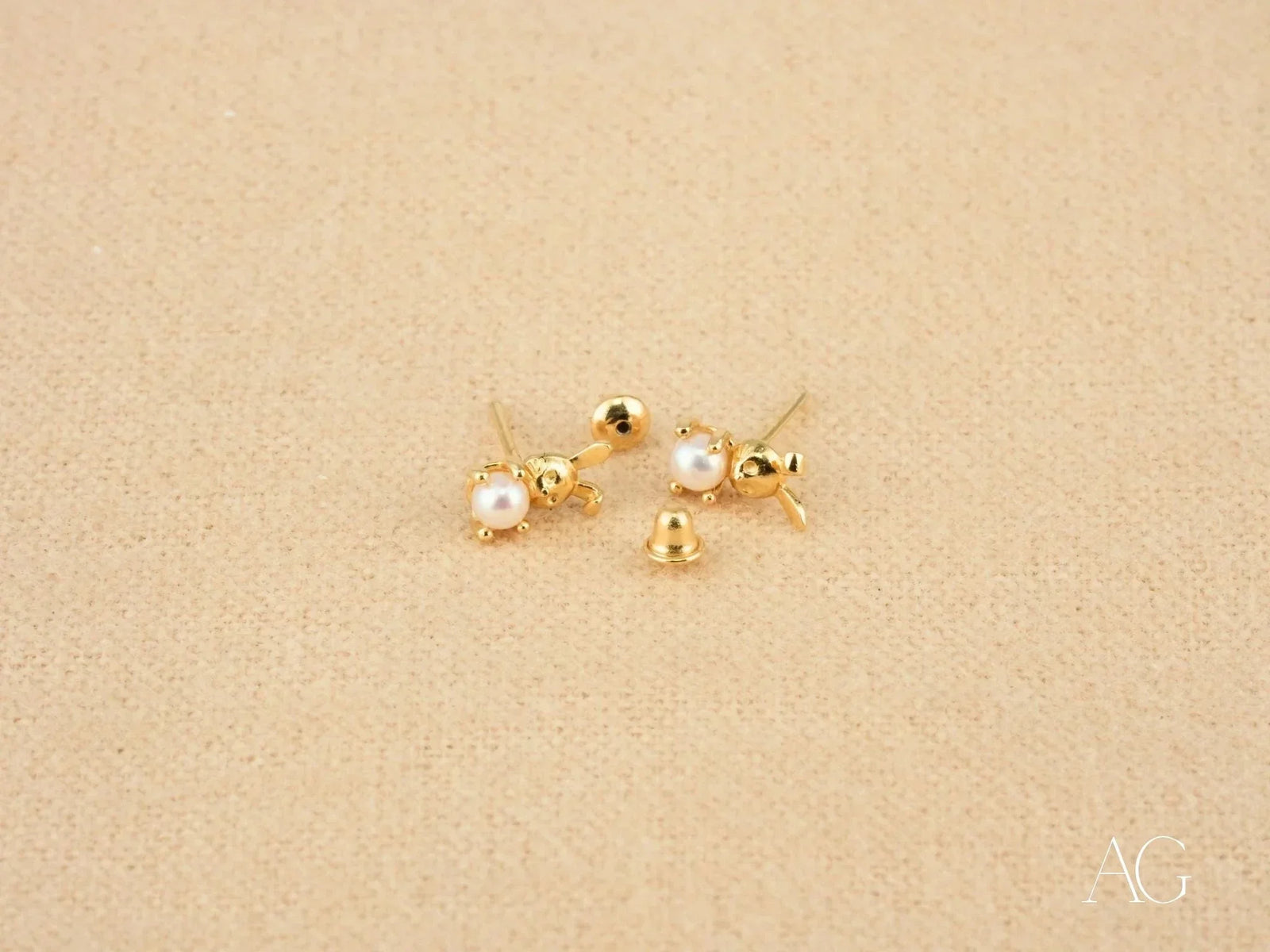 Elegant 18k gold pearl stud earrings in art gold jewelry style