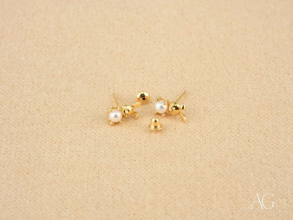 Elegant 18k gold pearl stud earrings in art gold jewelry style
