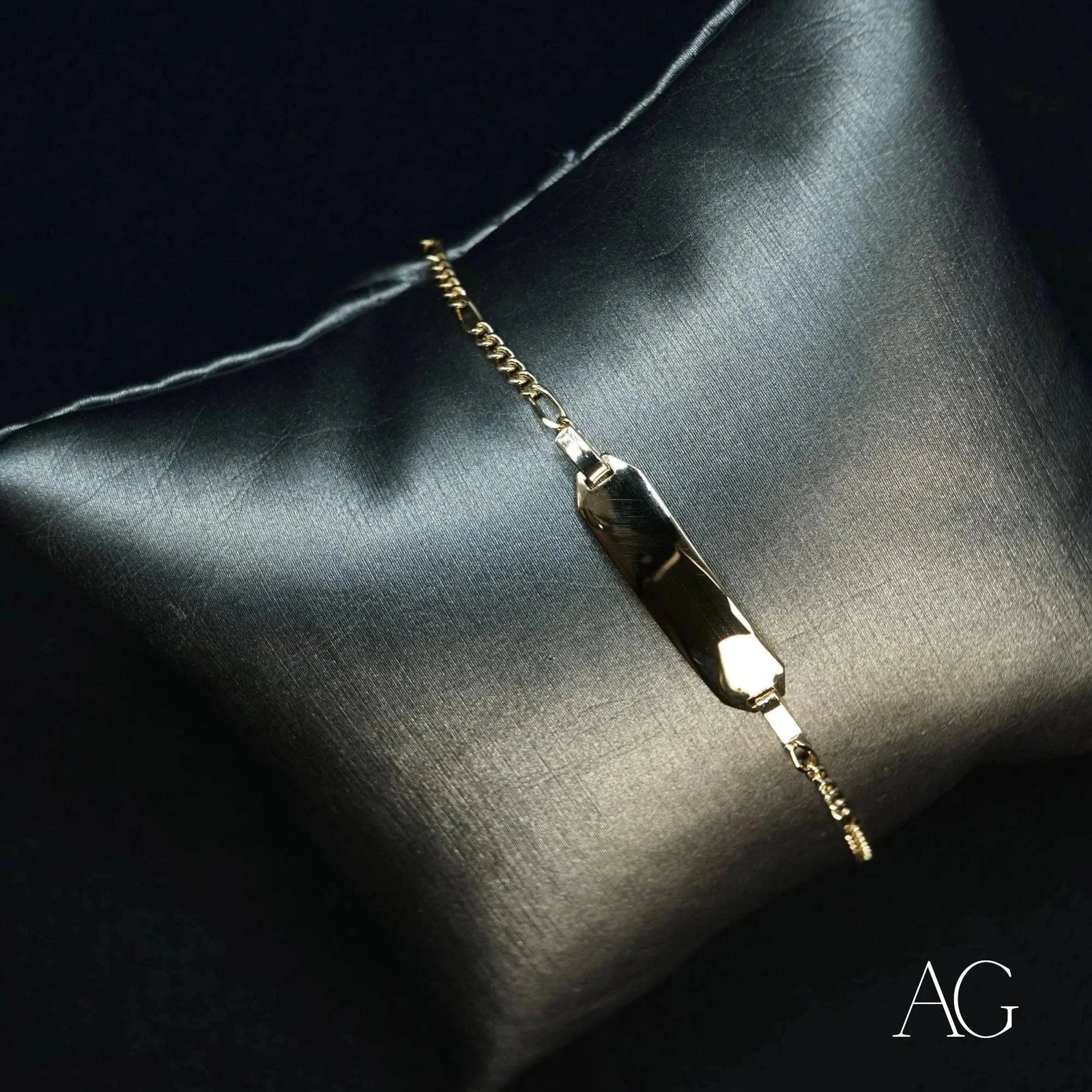 Shiny 18k gold personalized ID bracelet with rectangular nameplate