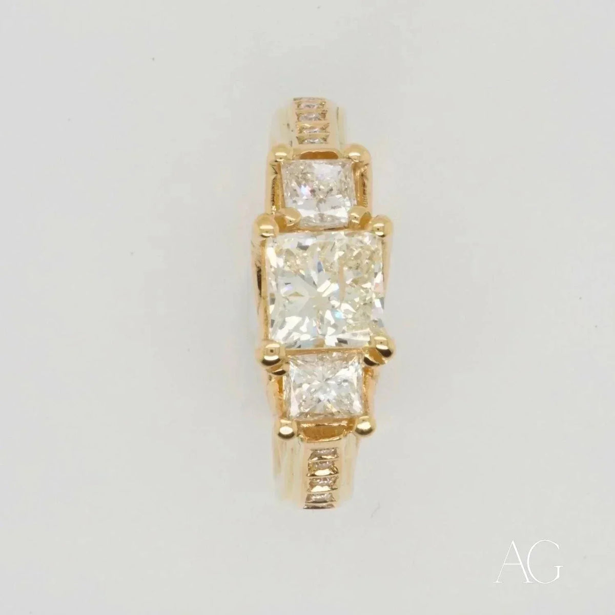 18k gold ring with 0.98ct princess-cut diamonds and accents