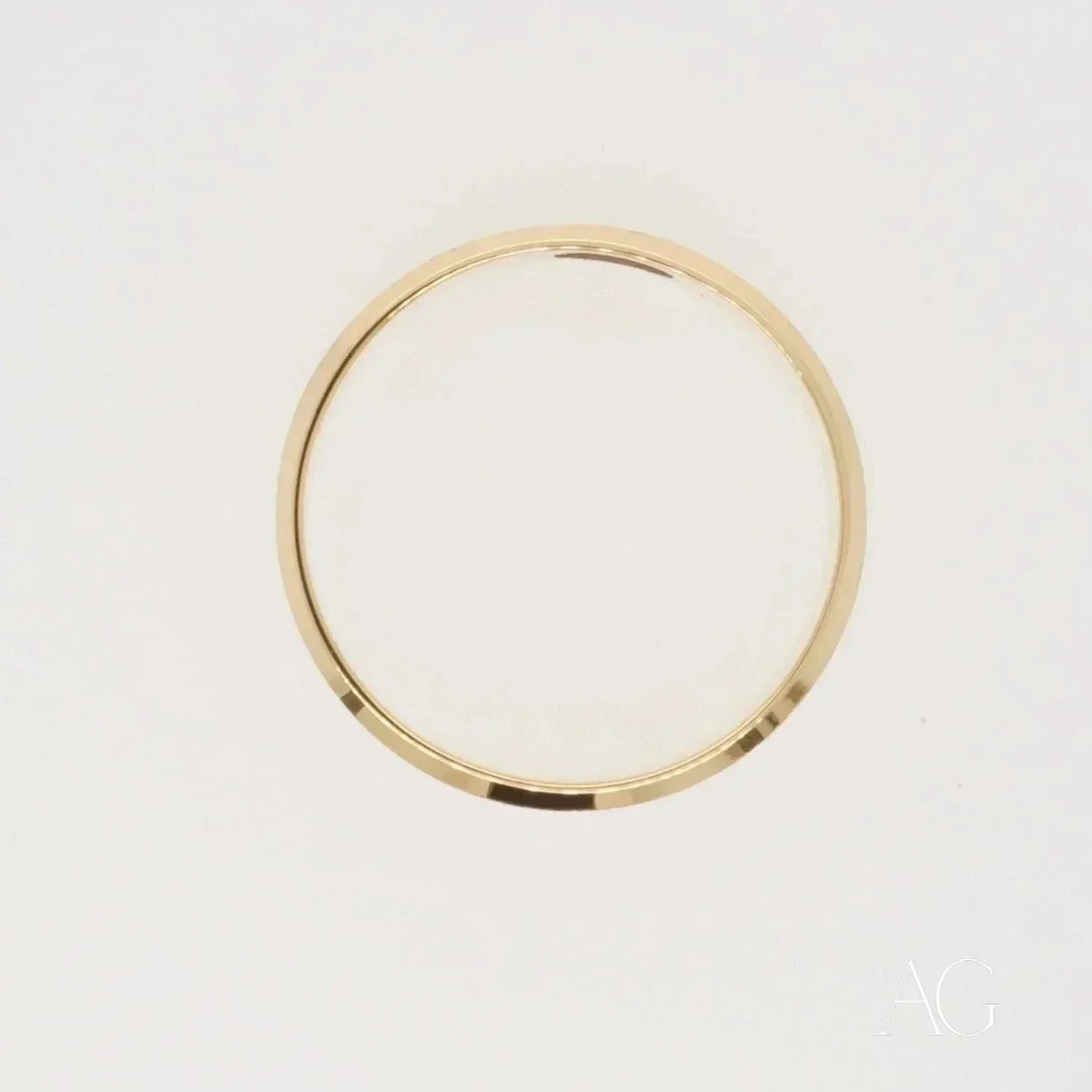 Shiny 18k solid gold wedding band with modern elegance