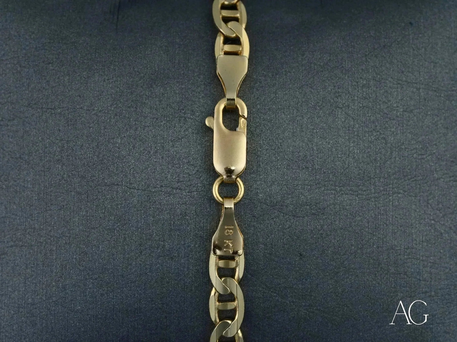 18k solid gold bracelet with gleaming mariner chain and navy link pattern
