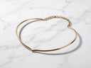 Vera Contour 18K solid gold choker, close view on the neck