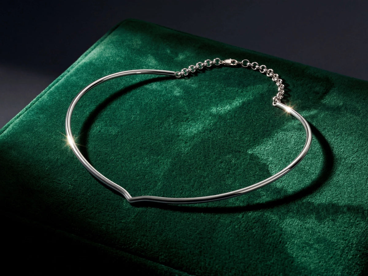 18k white gold choker necklace with silver-toned minimalist band