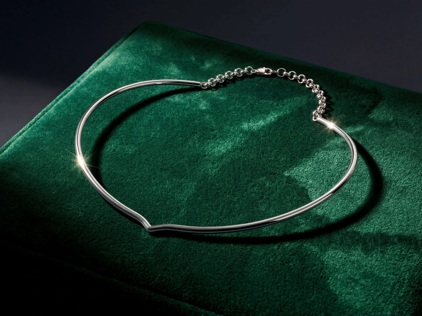 18k white gold choker necklace with silver-toned minimalist band