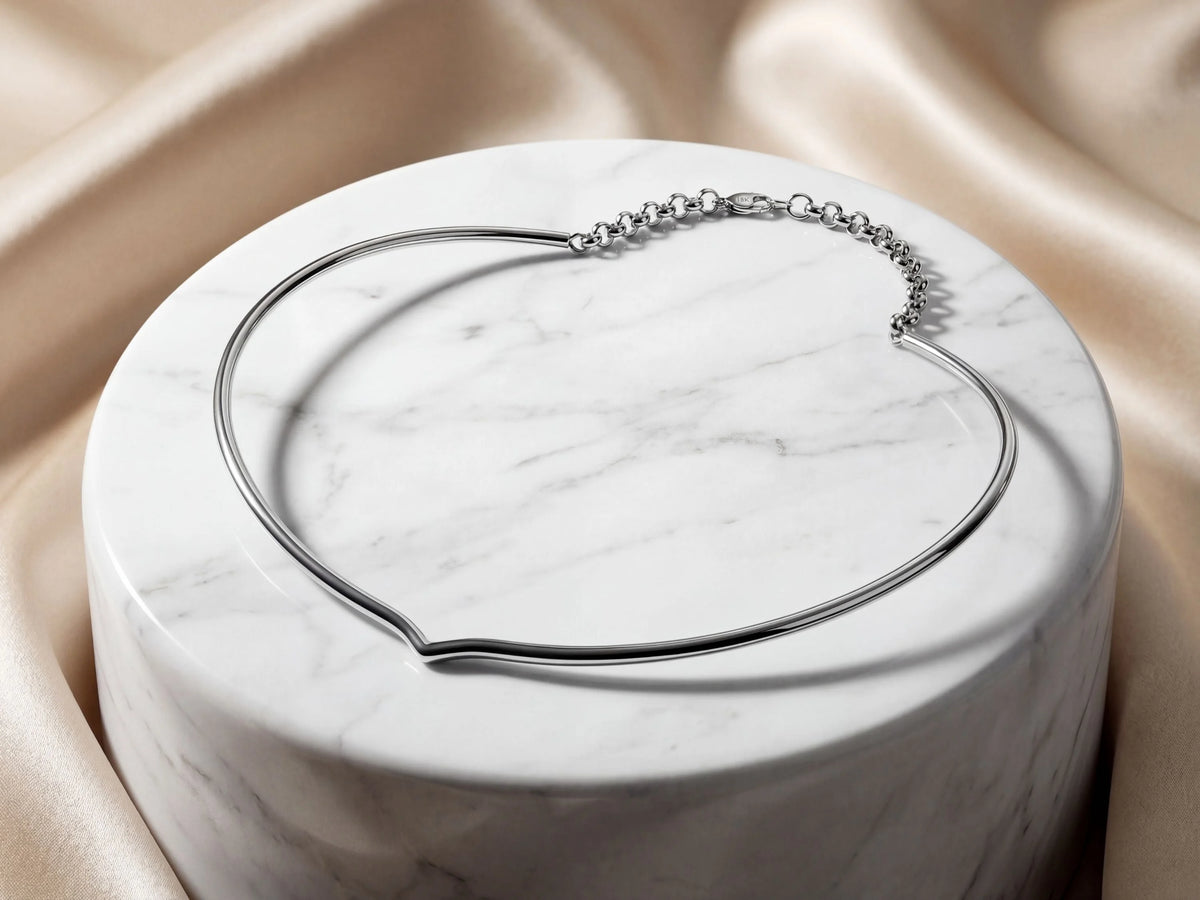 18k white gold choker necklace with silver-toned minimalist band