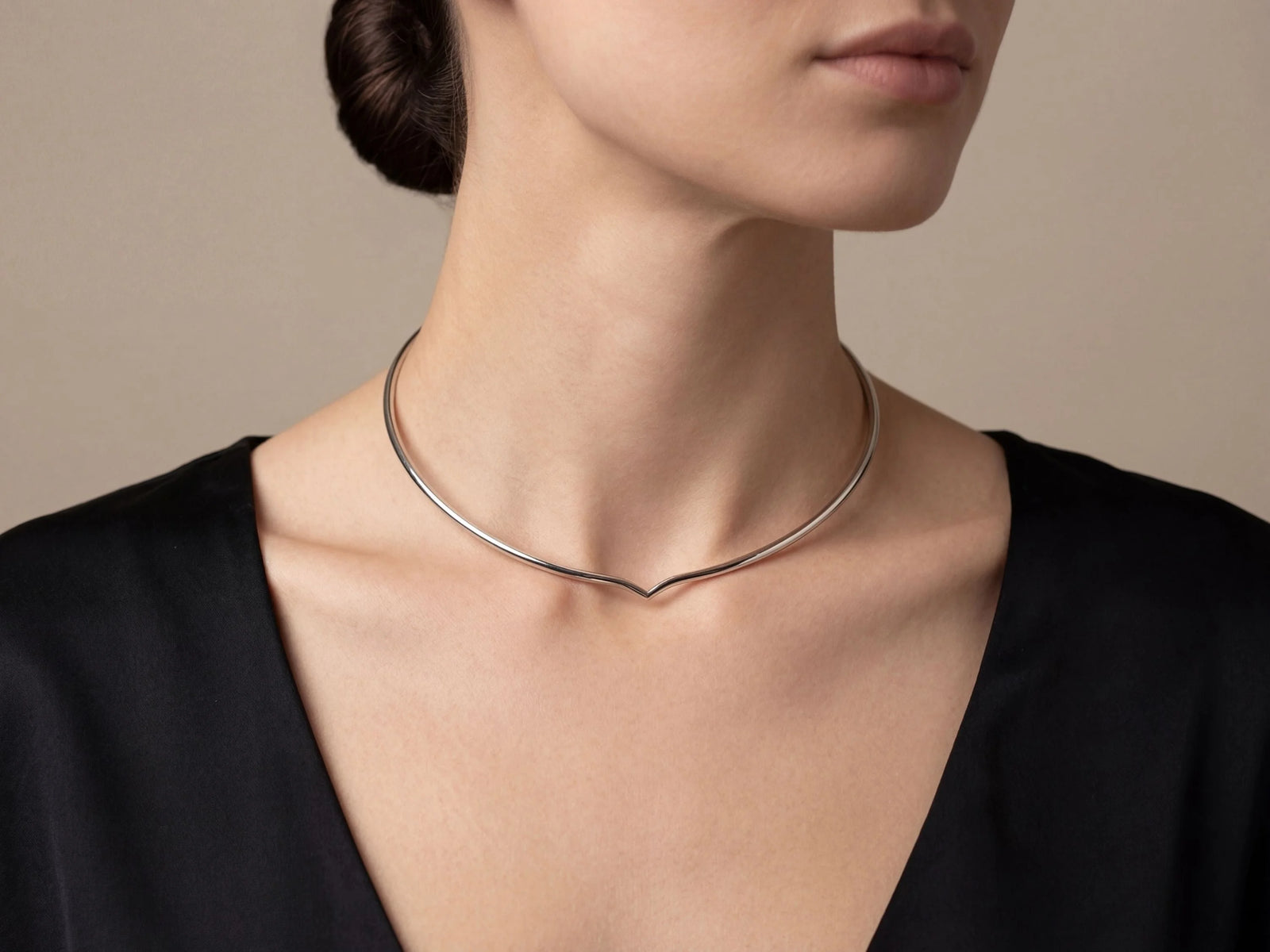 Sleek 18K white gold choker necklace with minimalist V-shaped design