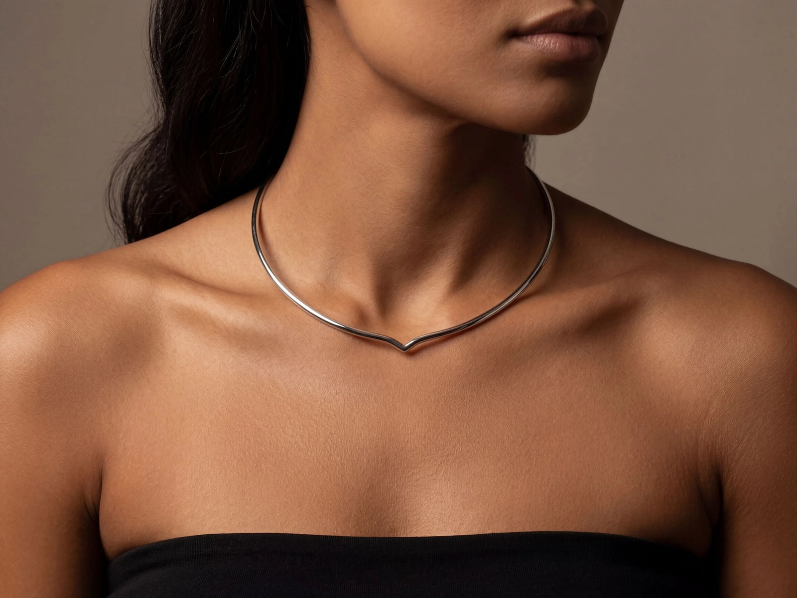 Sleek 18K white gold choker necklace with minimalist V-shaped design