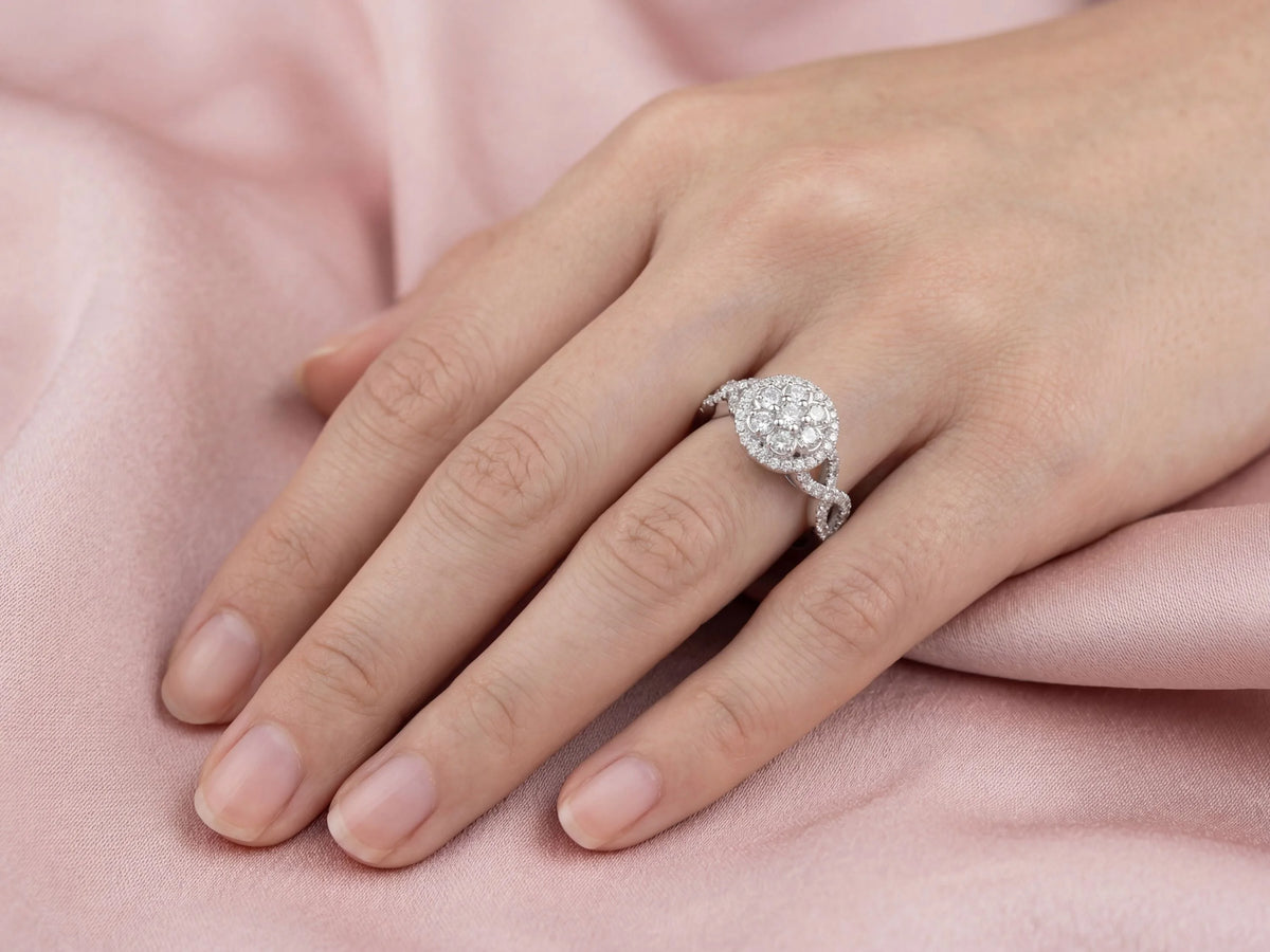 18k white gold diamond ring 0.82ct with sparkling round pave center