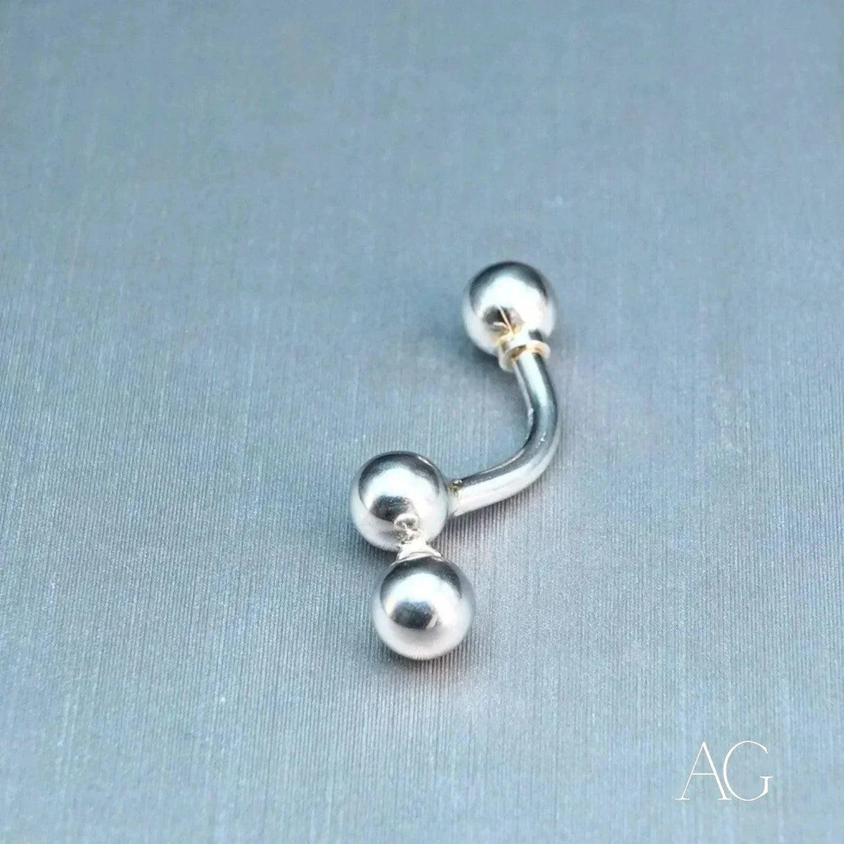 18k white gold curved barbell with spherical ends, elegant art gold jewelry piercing