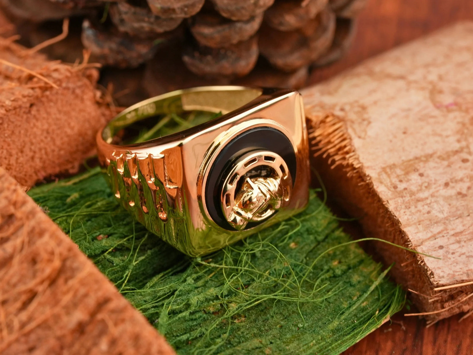 18kg Onix Horse Shoes Ring with Golden Bull Head Inlay