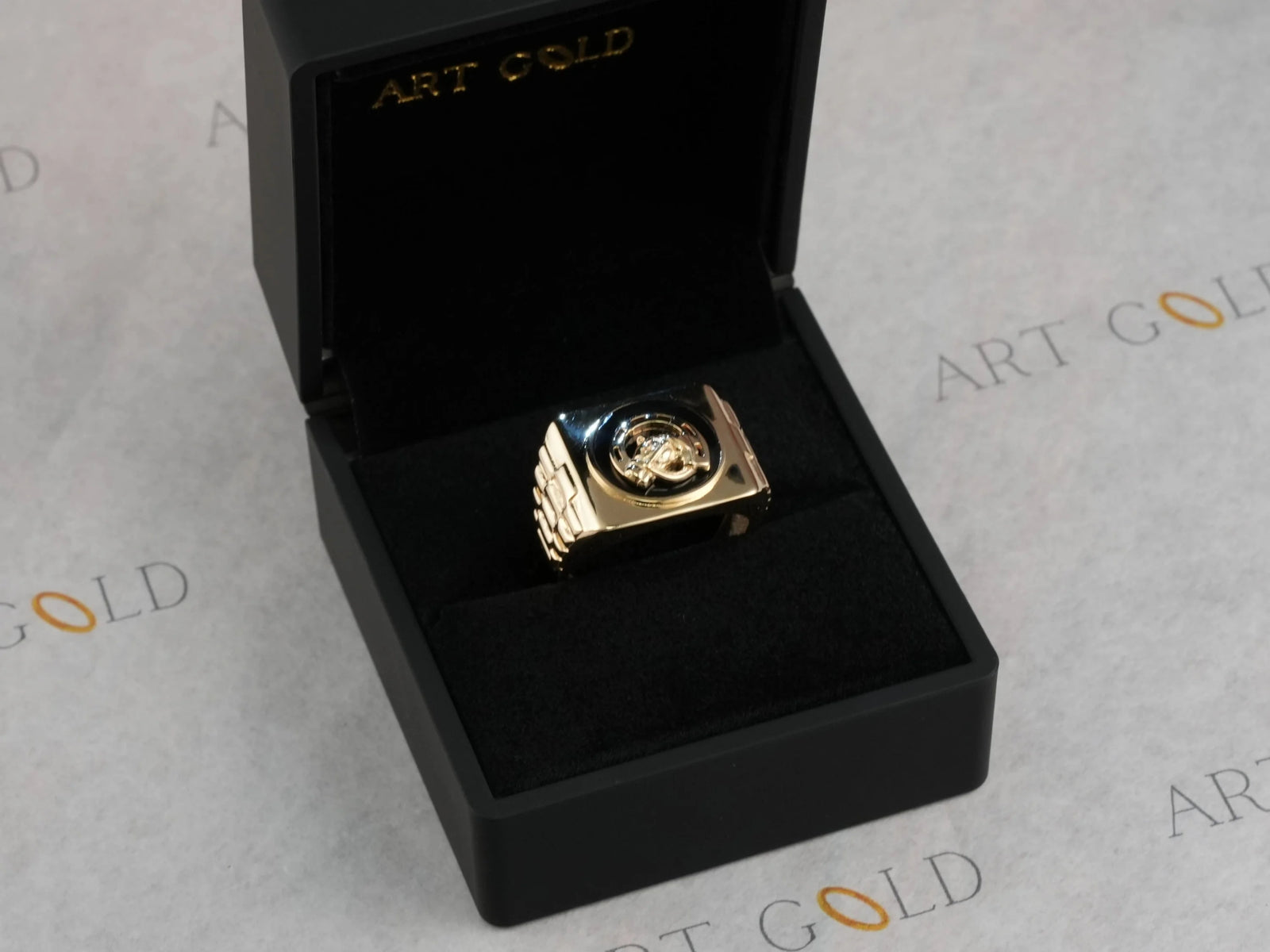 18kg Onix Horse Shoes Ring with Black Rectangular Top and Circular Emblem