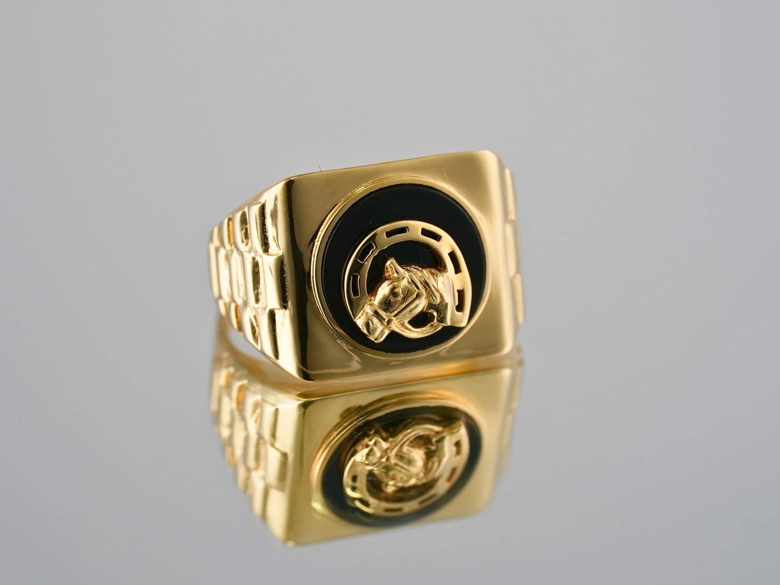 18kg Onix Horse Shoes Ring with Golden Horse Head in Black Inlay