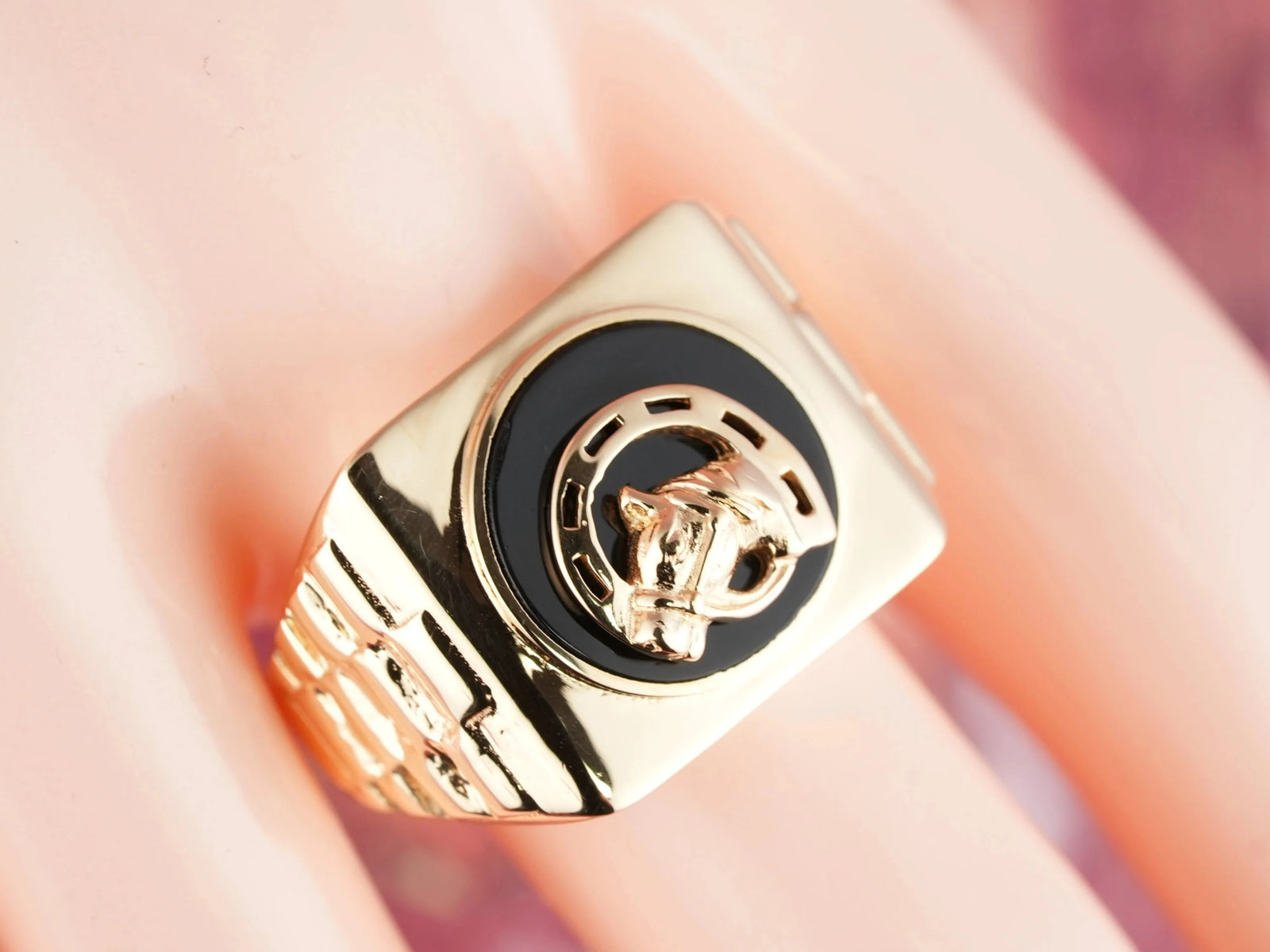 18kg Onix Horse Shoes Ring with Gold Horse Head Motif
