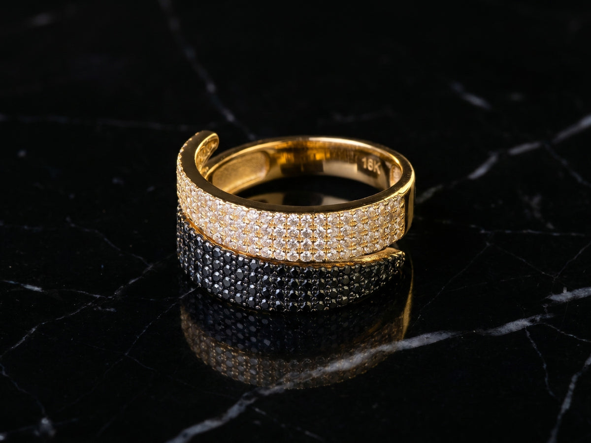 Sophisticated contrast: 18k gold ring with cz