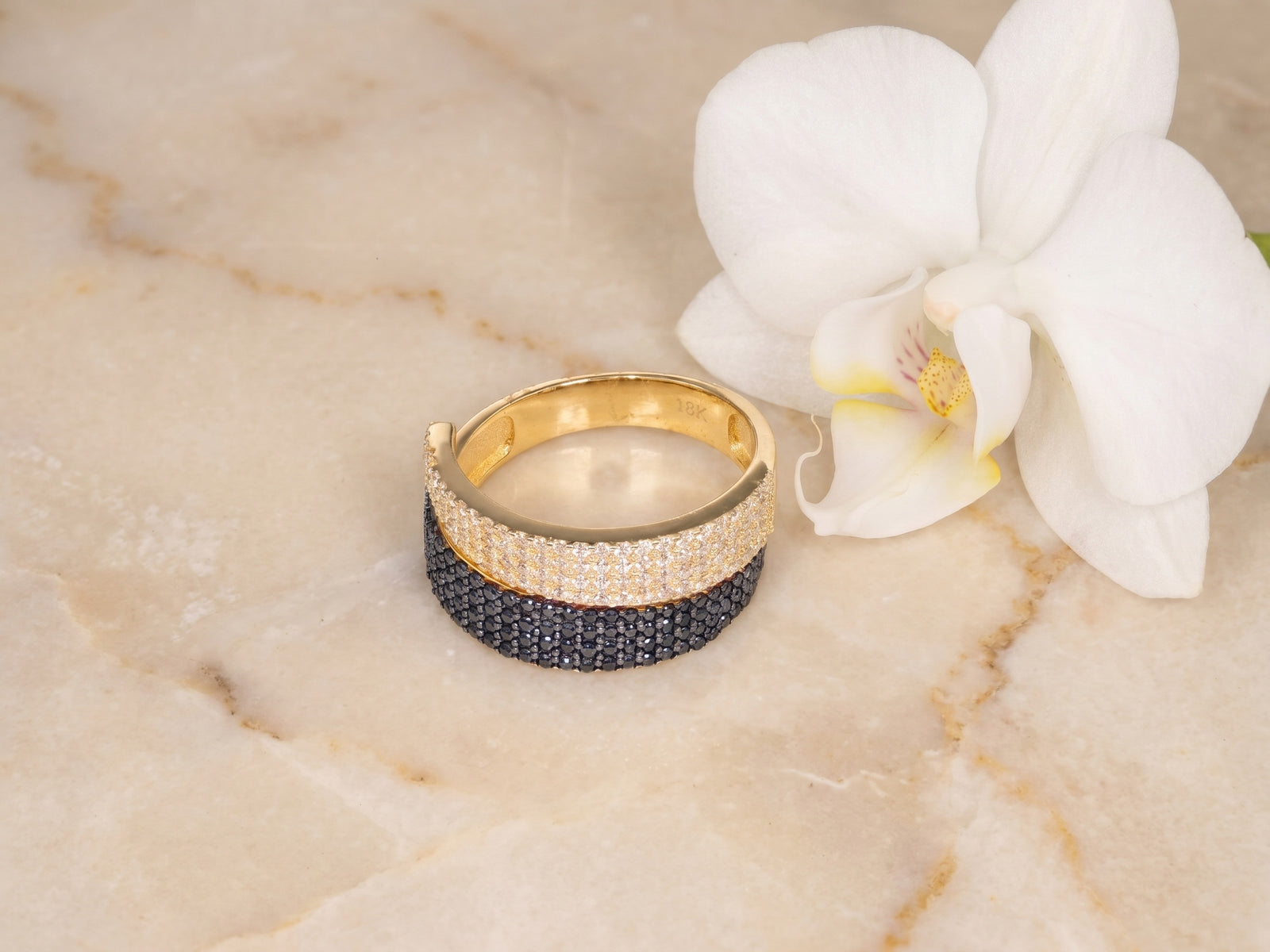Sophisticated contrast: 18k gold ring with cz