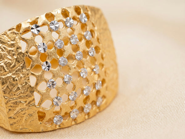 Malha ring close-up — honeycomb openwork lattice with white gold accents and milgrain detail