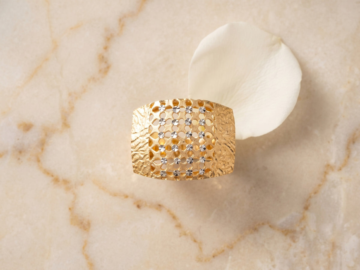 Malha honeycomb ring on cream marble — ArtGold boutique display