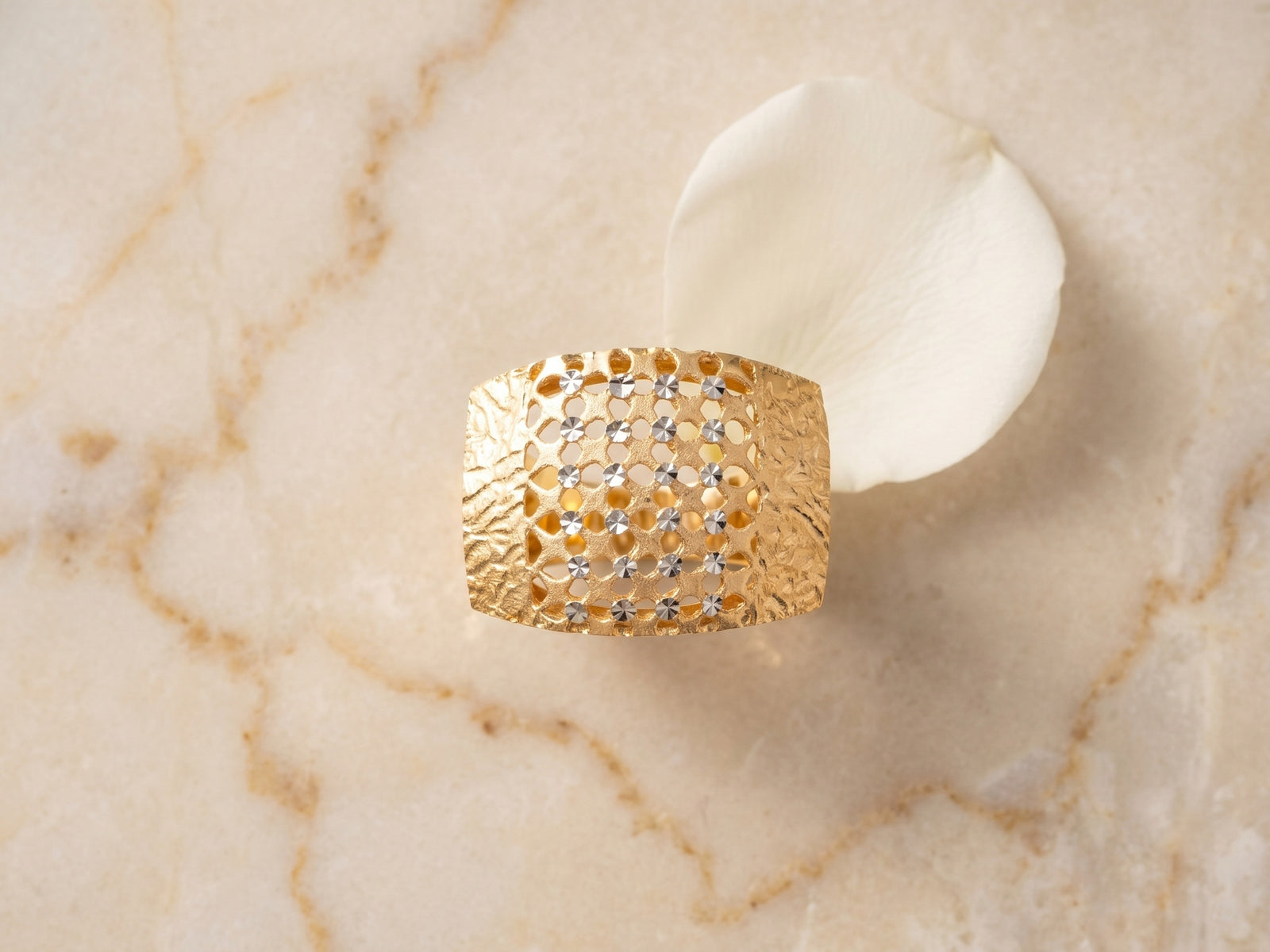 Malha honeycomb ring on cream marble — ArtGold boutique display
