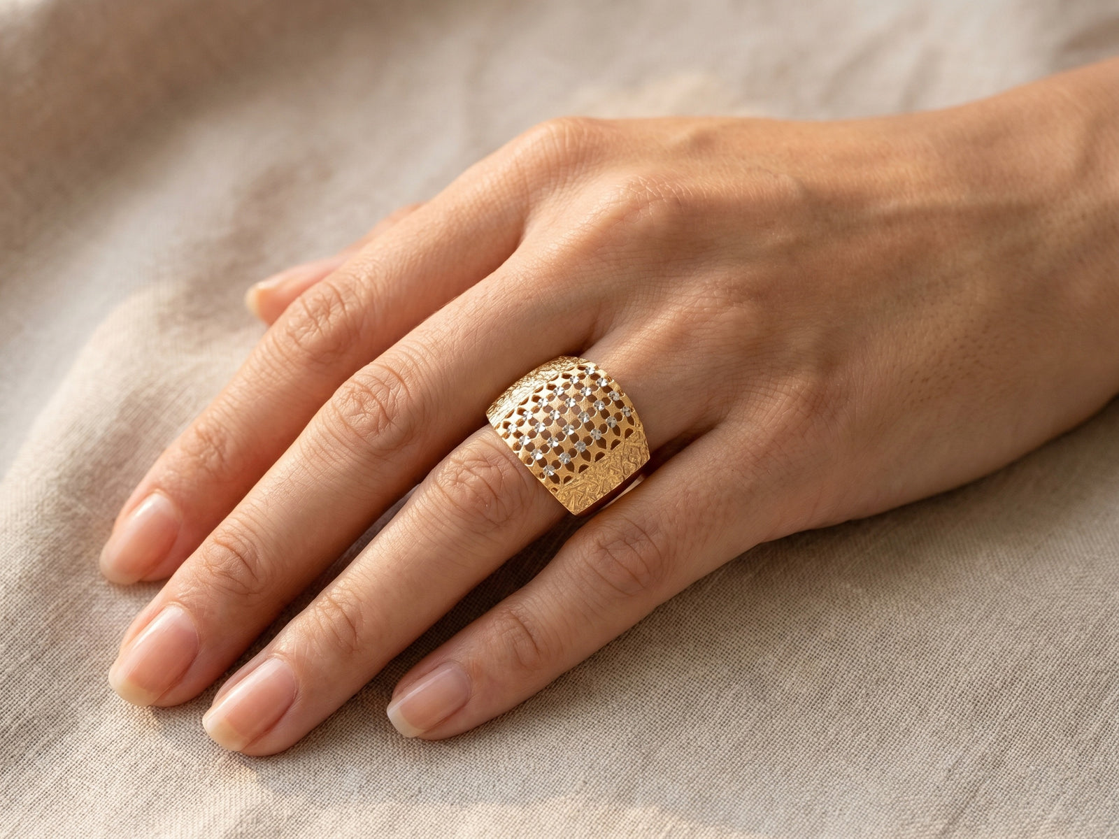 Malha diamond-cut ring worn on hand — 18K gold everyday luxury by ArtGold Everett