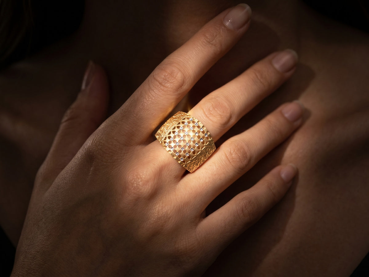 Malha openwork ring worn — editorial style, ArtGold handcrafted