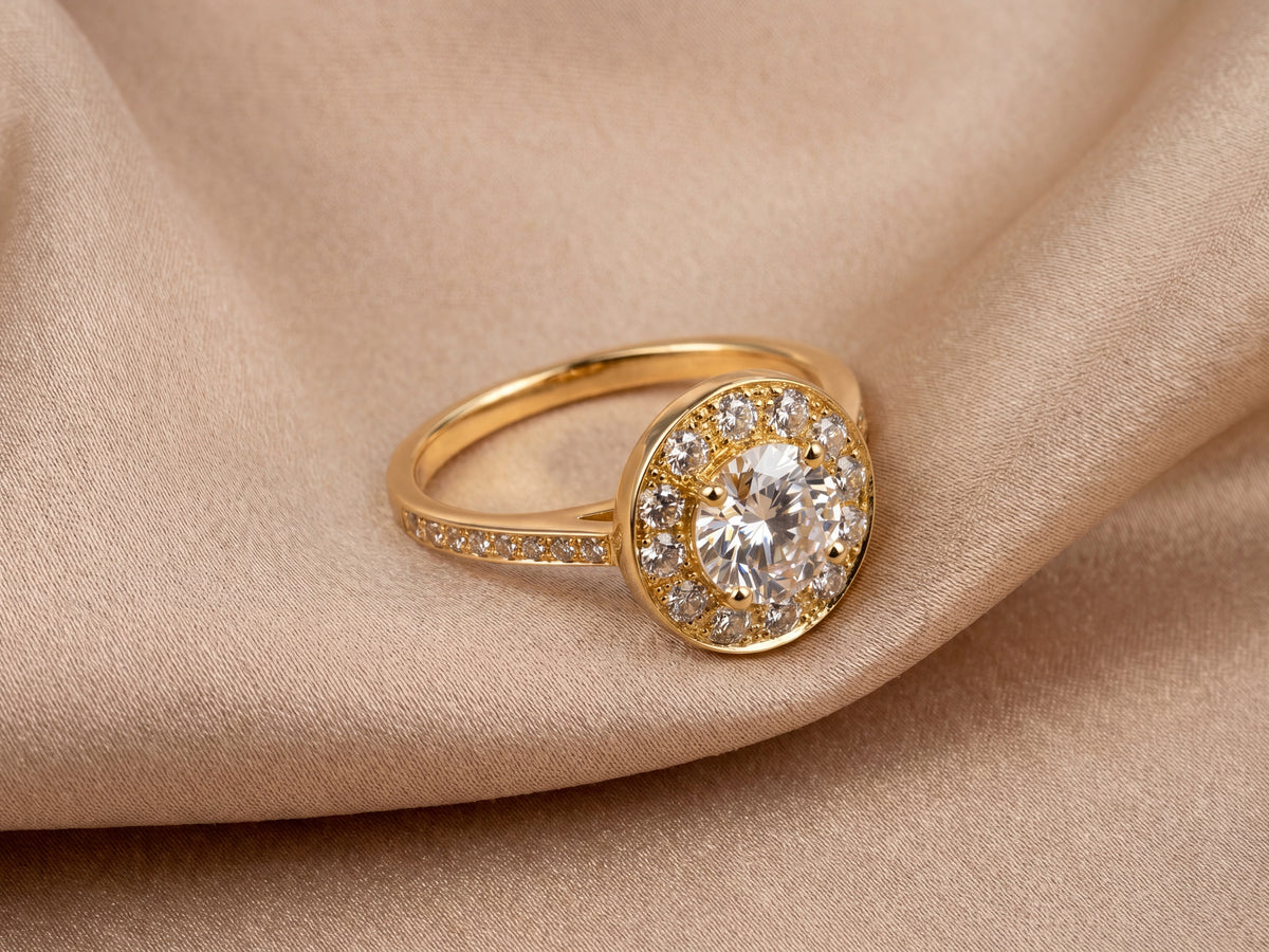 Estrela halo ring in 18K yellow gold on champagne silk — split-cathedral shoulders