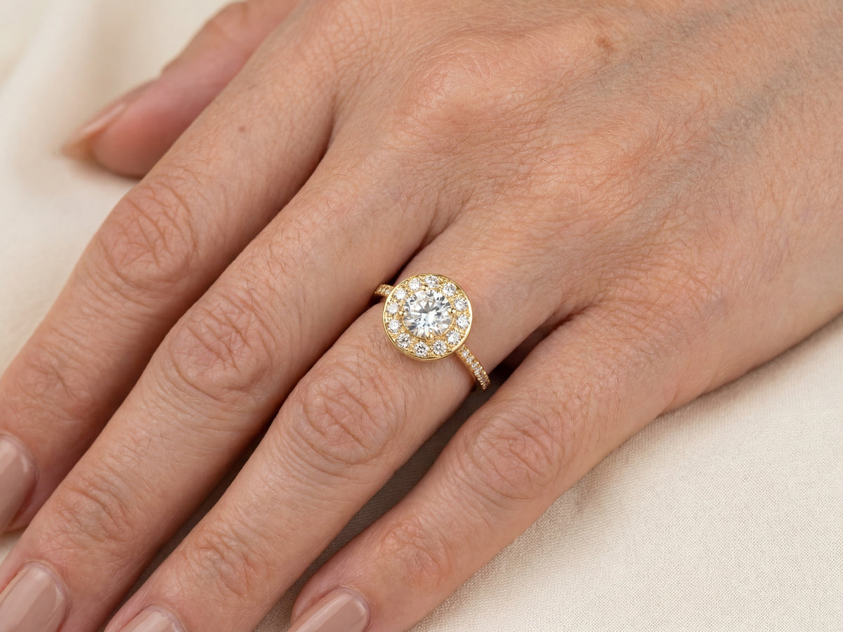 Estrela halo ring worn on hand — 18K gold everyday luxury by ArtGold Everett