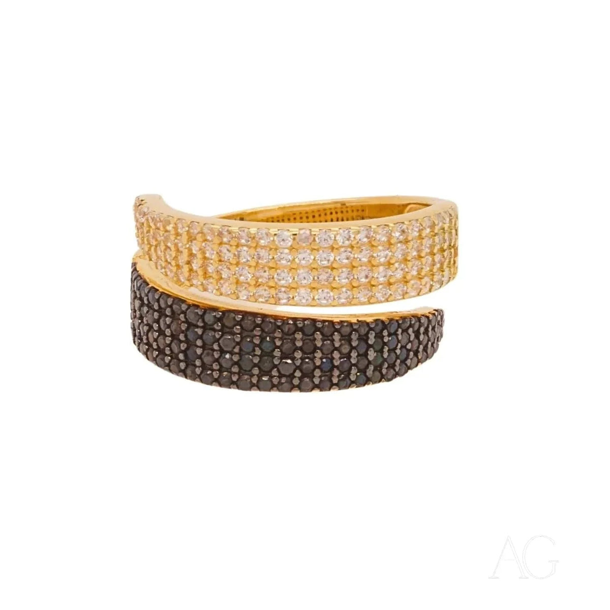 Two-tone 18k gold ring featuring rows of white and brown diamonds for a sophisticated look
