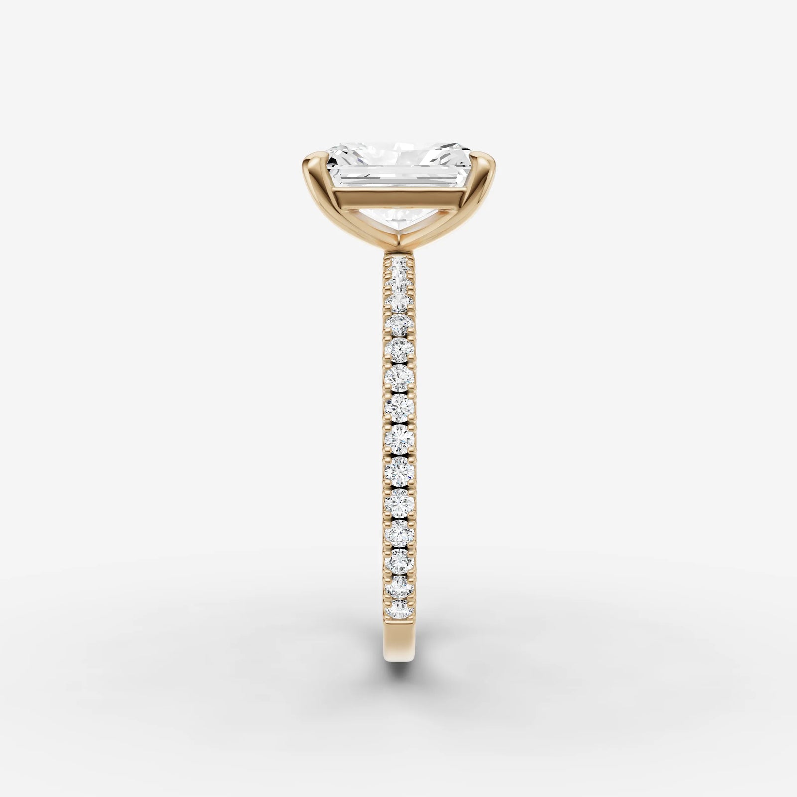 Etoile radiant diamond setting in gold, angled view