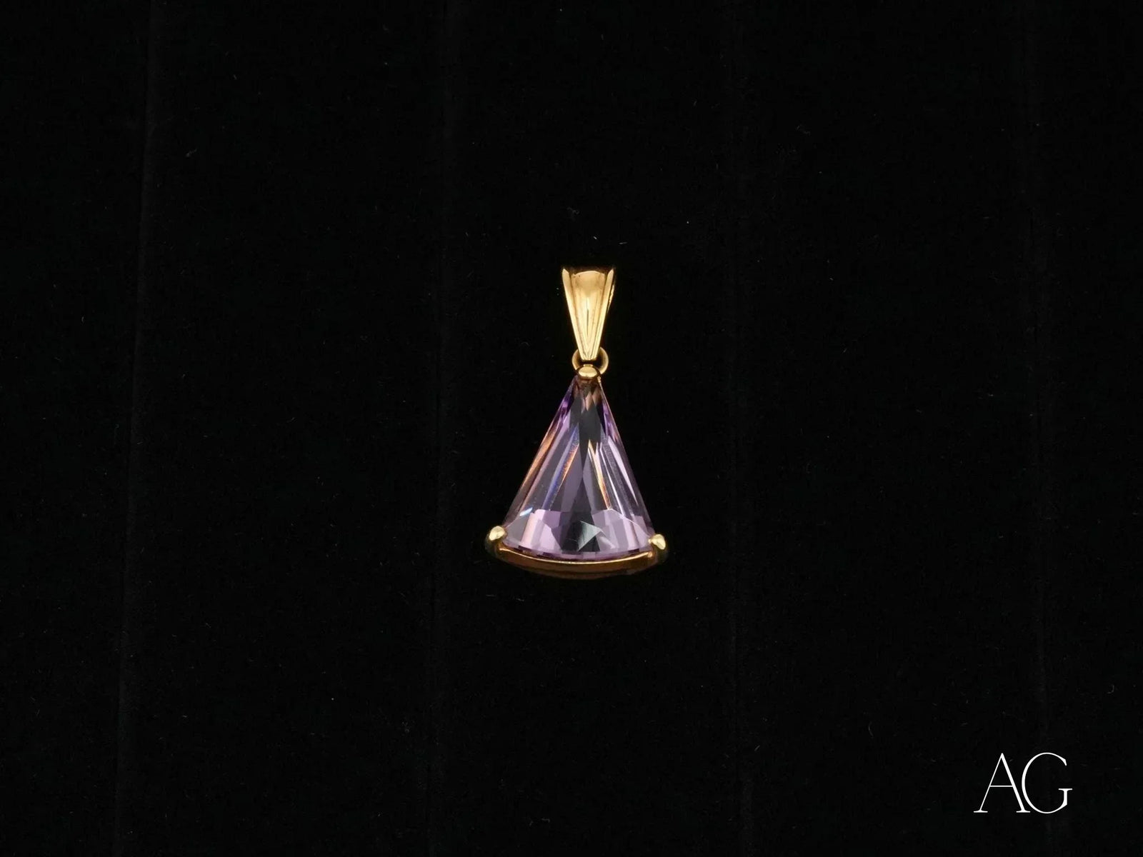 Amethyst trillion pendant in 18k solid gold with triangular gemstone
