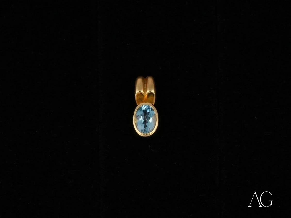 Azure Spark blue topaz pendant in 18k gold with oval-cut gemstone